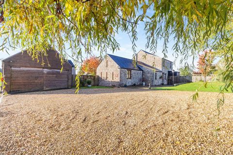 This inspired conversion of an historic cart house provides characterful, contemporary living space in a convenient rural environment, offering easy access to the M4 and major towns and cities. It was the combination of the peaceful, pastoral surroun...