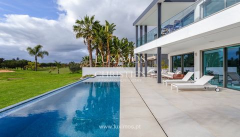 Fantástica moradia com cinco quartos , jardim e piscina , para venda em Vilamoura, Algarve. De arquitetura contemporânea e composta por três pisos , sendo que no rés do chão conta com as áreas sociais que estão perfeitamente integradas, e incluem uma...