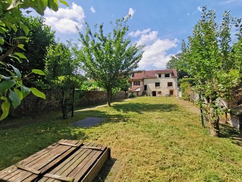 The agency AMI de LONGNY offers for sale a house of nearly 70 m2 on a pretty enclosed garden of about 550 m2 at the bottom of which passes a small stream. The house, located in the heart of the village, includes on the ground floor an entrance, a kit...