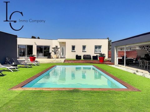 LC IMMO COMPANY presents this magnificent contemporary villa T5 on the heights of a coastal village between Narbonne and Perpignan. This large villa facing south is 204m2 on a plot of 1387 m2. You will be charmed by its beautiful exterior all equippe...