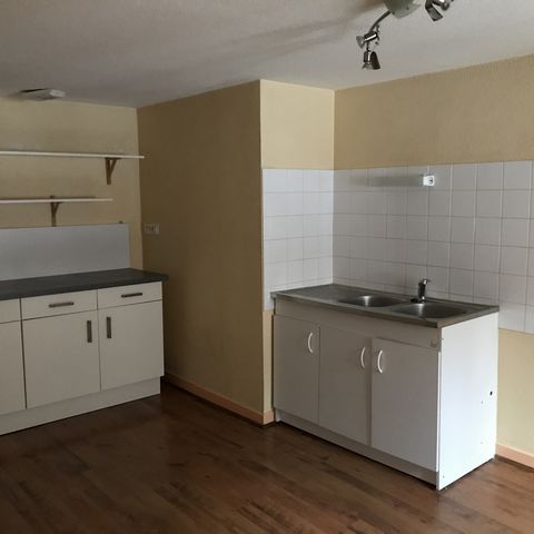Apartment T3 in a small condominium It consists of a kitchen, a living room and 2 bedrooms, a bathroom with toilet. It is located on the 2nd floor To visit