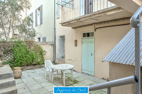 EXCLUSIVELY Aubagne, Apartment on the 1st and last floor of a townhouse type 3 of 85 m2 with courtyard of 32 m2 and cellar in the basement of 30 m2. At the end of a very quiet cul-de-sac and in a small human-sized condominium of 4 lots (low charges)....