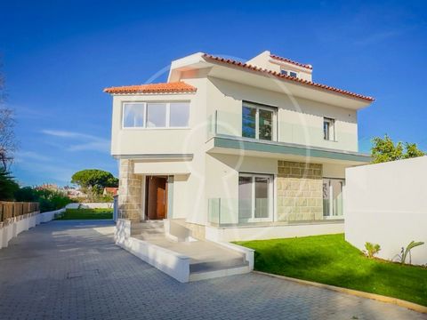 This 4 bedroom villa is an invitation to luxury and comfort, with a modern design meticulously refurbished to suit your needs. With a large plot of 800m², where 500m² are reserved for green area, this space offers privacy for moments of leisure and r...