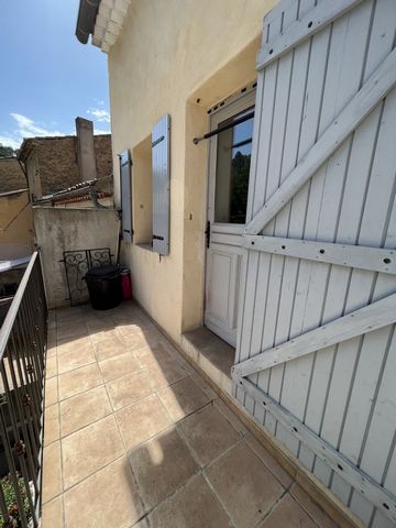 Appartement T3 en duplex a vendre sur Jouques, à 20 min au nord d'Aix en Provence. Cet appartement T3 en duplex d'env 63 m2 habitables dont 54.45 m2 en loi Carrez, a vendre en plein centre du charmant village de Jouques, se compose d'une cuisine US a...