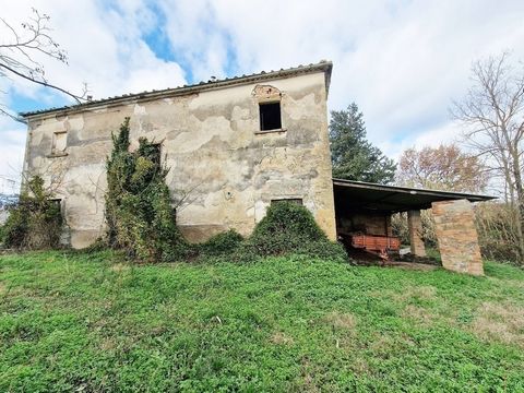 This old farmhouse has a net living area of approx. 320 m² and is open to the east, south and west and attached to another rustico to the north. The house is to be completely renovated, i.e. the façade, the roof and the ceilings are also to be largel...