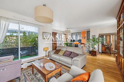 The VANEAU agency offers you this beautiful apartment of 83m2 + balconies and loggia, a stone's throw from the Pont Mirabeau and the Charles Michels metro station.View of the Eiffel Tower Located on the 5th floor of a 1970 building renovated and secu...