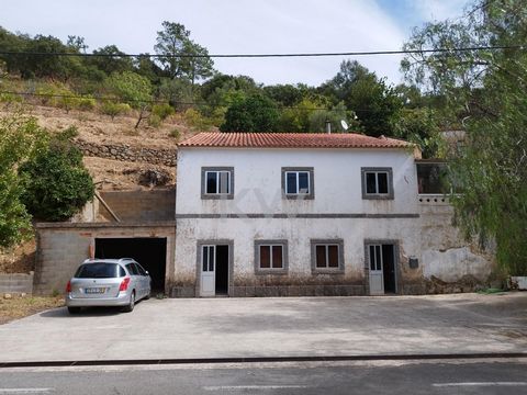 Si vous envisagez de vivre à Monchique et que vous êtes à la recherche d’une maison de charme, c’est certainement une très bonne option ! La maison a 2 étages, avec des murs en pierre solide et un intérieur plein d’histoire avec des planchers et des ...