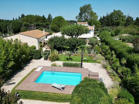 Mas d'exception de 390 m² niché au cœur d’un domaine de 11 000 m², offrant un cadre de vie prestigieux et unique. Cette propriété de luxe se distingue par ses deux habitations terrasses spacieuses, une piscine de 8x4 mètres avec une plage aménagée, u...