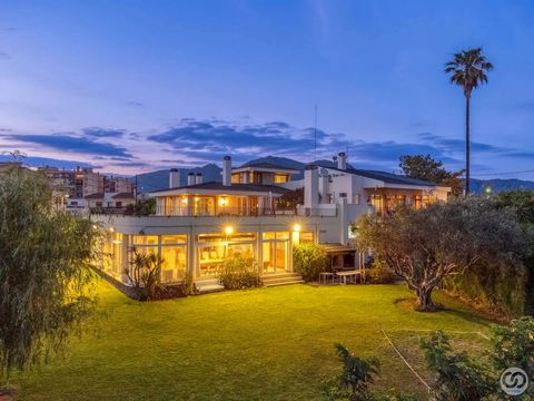 Herenhuis van bijna 1.000 m2 met een perceel van meer dan 2.000 m2 te koop in Roses, Costa Brava. Op het zuiden, op 2 minuten rijden van het strand. Indrukwekkend designhuis, met elegante architectuur, met materialen van topkwaliteit. Verwarmd binnen...