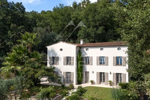 Venez profiter du charme de cette villa nichée dans un écrin de verdure aux allures tropicales sur la colline de Cabris. Construite en 2003 et assortie de matériaux nobles et raffinés, La propriété se décline sur 3 niveaux et plus de 300 m² d'espace ...