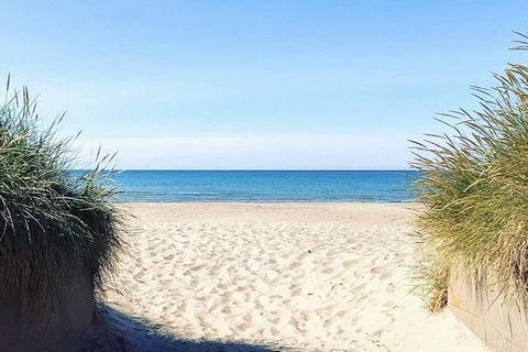 Witamy w uroczym czerwonym domku z białymi akcentami, zaledwie 300 metrów od morza w idyllicznym Skummeslövstrand. Ten nadmorski azyl oferuje kilometrową piaszczystą plażę, idealną do relaksu i zabawy. Taras został przekształcony w przeszkloną werand...