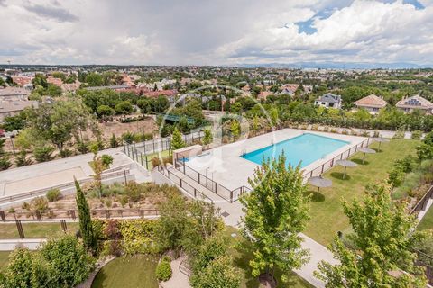 DUPLEX WITH MARVELLOUS VIEWS IN URBANISATION WITH SWIMMING POOL AND PADDLE TENNIS COURT At the end of Avenida de Europa and bordering Aravaca is this magnificent duplex, which enjoys terraces with wonderful views over Pozuelo in a modern urbanization...