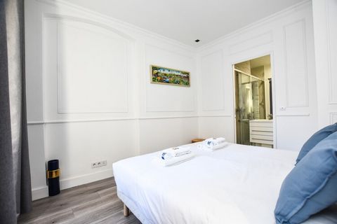 Checkmyguest vous propose cet appartement cosy de 70m² situé au 49 rue de Trévise, dans le quartier du Faubourg-Montmartre (9e arrondissement de Paris). Parfait pour un séjour en famille à Paris, cet espace charmant et confortable propose 2 chambres ...