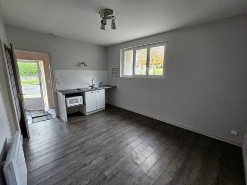 MAISON DE BOURG EN PIERRE comprenant au RDC hall d'entrée, wc indépendant, cuisine séparée à aménager, salon/séjour, cellier et à l'étage une chambre avec salle de bains neuve. Idéal investissement locatif ou premier achat ! Habitable de suite. Tout ...