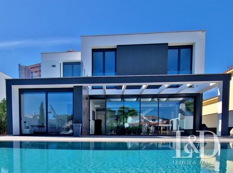 265m² paradijs aan het kanaal, en op een steenworp afstand van het strand. De Costa Brava wacht op u met deze luxe villa die u zeker zal verleiden: - een tuin van 557m² met directe toegang tot een aanmeerponton, - een ruime 2-persoons garage, - een m...