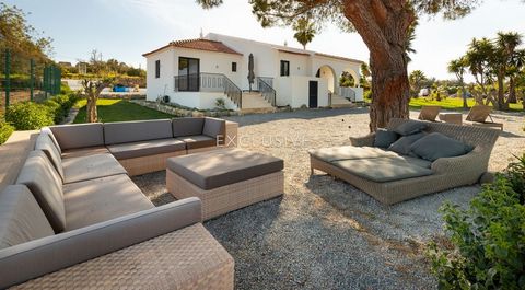 Willkommen in dieser atemberaubenden, kürzlich renovierten Villa (2022) mit Blick auf die malerischen Weinberge der Algarve. Das Hotel liegt nur einen Steinwurf entfernt von der charmanten Stadt Carvoeiro, bietet diese Eigenschaft sowohl Privatsphäre...