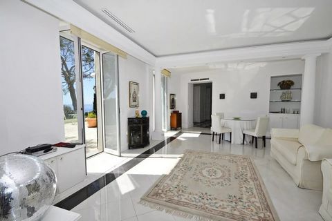 Cap d'Ail, à seulement 1200 mt de la mer, magnifique appartement climatisé de 4 Pièces au rez de jardin d'une magnifique Villa style Belle Epoque. Bénéficiant du privilège d'un accès indépendant, il se compose d'une entrée, d'un grand séjour, de troi...