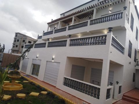 Ofrezco a la venta una villa en una ubicación privilegiada con vistas directas al mar, que consta de tres plantas, ubicada en Sidi Abdessalam, dentro del municipio de Azla, provincia de Tetuán.