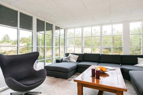 Einzigartiges Ferienhaus für den anspruchsvollen Urlaubsgast! Dieses reetgedeckte Ferienhaus in Blåvand bietet einen wohnlichen Rückzugsort mit einer perfekten Mischung aus wohnlichem Charme und modernem Komfort. Das Ferienhaus ist exklusiv eingerich...