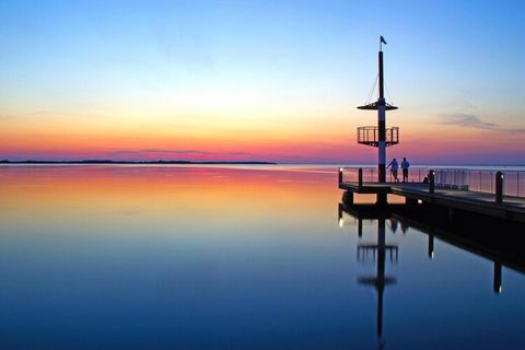 Dit charmante appartement in het vakantiepark direct aan het water van Müritz, de Kleine Zee van Duitsland, biedt gasten een privéstrand en naadloze toegang tot de prachtige natuurlijke omgeving. De accommodaties zijn ontworpen om comfortabel meerder...