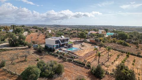 Denna villa, som har en modern och modern design, med högkvalitativ konstruktion och rymliga ytor, ligger på landsbygden men några kilometer från staden, stränder och golfbanor. Det drar nytta av den lantliga omgivningen och lugnet samtidigt som det ...