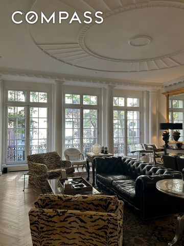 Bienvenue dans une résidence exquise et élégante nichée dans un manoir classique en pierre calcaire de 25 pieds sur East 69th entre Madison et Park Avenue. Ce superbe étage de salon offre un mélange sophistiqué d’éléments architecturaux intemporels e...