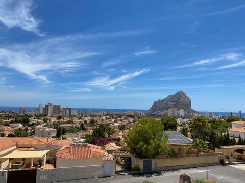 En construcción, moderna villa de lujo en Calpe, con vistas al mar y al Peñón d'Ifach. A tan solo unos pocos minutos en coche del centro de Calpe, servicios y playas. Orientada al sur. Se ubica en una parcela de 800 m2, vallada y con un bonito jardín...