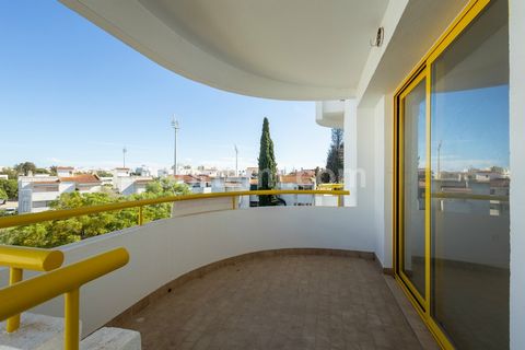 Fantastic apartment near Vilamoura marina in a gated community. With natural light, this apartment has been completely renovated, with new lighting, vinyl flooring and appliances in the kitchen, with a spacious living room with lots of natural light,...