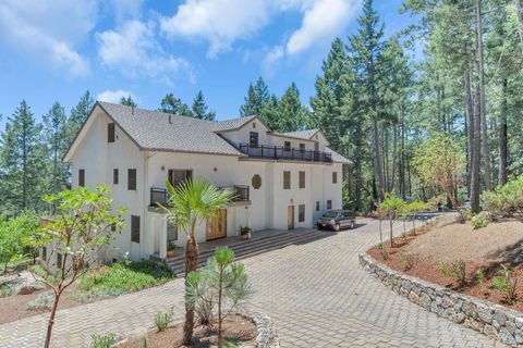 Howell Mountain AVA mit 40 Hektar. Panoramablick, unverbaubarer 180-Grad-Blick auf St. Helena, Weinberge und Talboden! Moderne Residenz im Chateau-Stil mit 6 Schlafzimmern sowie zwei Gäste-/Schwiegersuiten (auf der 4. Etage). Zweistöckige hohe Decken...