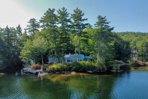 Erleben Sie das ganze Jahr über Genuss in diesem einzigartigen, atemberaubenden Anwesen am Lake Winnipesaukee mit einem charmanten Haus mit 3 Schlafzimmern vor Ort. Eingebettet auf der begehrten und privaten Eicheninsel, einer der seltenen Inseln mit...