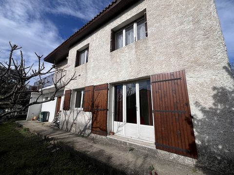 Exclusivity! NIMES - EAST near Serre paradis. Come and discover this property of 132m2 of living space to be brought up to date. A villa consisting of two apartments. The first is on the ground floor with an entrance hall, an independent kitchen, a l...