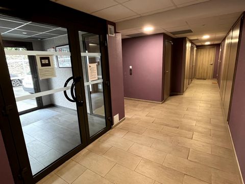 Cet appartement bénéficie d'un emplacement idéal pour de l'investissement, proche de l'hôpital, il offre un cadre de vie agréable. Proche des commodités du quotidien. Cet appartement de 45 m² construit en 2015, inclut une place de parking privée, off...