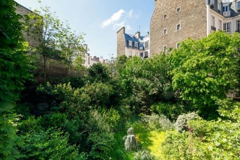 Near the Invalides, on the first floor of an old private mansion, a charming apartment of 78 m2 with an unobstructed view of the garden without vis-à-vis, in a quiet area, comprising: South-facing living room Master suite with en-suite bathroom and w...