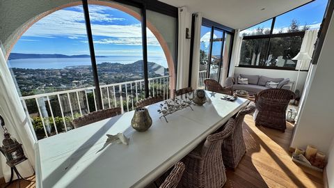 Dans une résidence avec piscine, ce charmant 3 pièces dispose d'un jardin-terrasse idéal pour vos moments de détente. Il se compose d'une cuisine fonctionnelle, de deux chambres confortables, d'une salle d'eau et de WC séparés. À cela s'ajoute une gr...