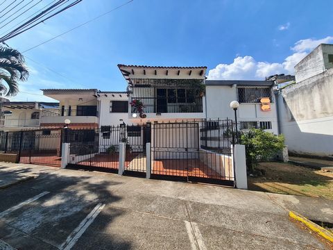 Excellent condition of house with built area of 170 m2 and lot of 200 m2. On the first floor we find a front garden, garage, living room, TV room, kitchen, living room, maid's room with bathroom, social bathroom and patio. Floor 2 has three spacious ...