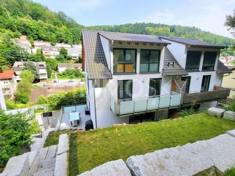 Cette jolie maison jumelée nouvellement construite, qui a été occupée pour la première fois en 2020, dispose d’un intérieur de haute qualité et est accessible aux personnes à mobilité réduite grâce à l’ascenseur jusqu’au dernier étage. Le rez-de-chau...