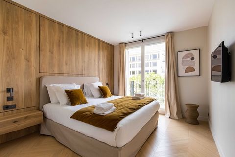 Checkmyguest bietet dieses elegante 110 m² große Apartment im prestigeträchtigen Viertel Chaillot, nur wenige Schritte vom Yves Saint Laurent Museum entfernt. Mit seinen drei geräumigen Schlafzimmern und seinem raffinierten Design verkörpert dieser W...