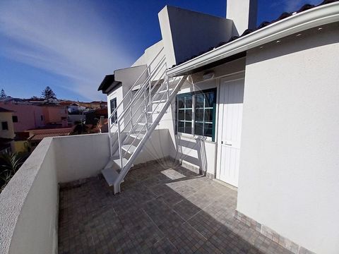 Maison bifamiliale en cours de rénovation totale. Maison avec 4 chambres et une annexe avec 3 chambres supplémentaires, située à Madorna, région de Parede. Dans le RC, il y a un salon de 20m², une grande salle à manger, avec cheminée, avec 35m² et un...