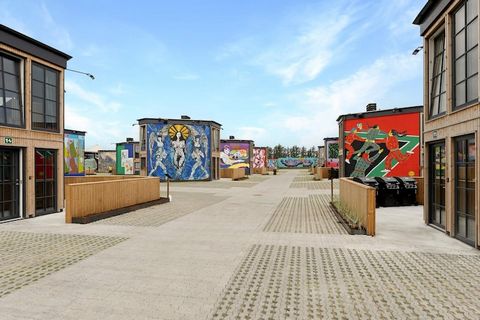 Das Ferienhaus in Nordjütland, Dänemark, ist eine schöne Unterkunft, die bequem Platz für bis zu sechs Personen bietet. In der ersten Etage befinden sich zwei Schlafzimmer: eines mit einem Doppelbett und das andere mit vier Etagenbetten, die reichlic...