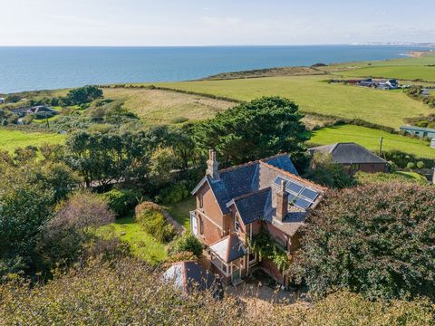 Een mooi vrijstaand huis met indrukwekkende gestalte, doordrenkt van karakter en op een prachtig privéperceel, genietend van een verreikend uitzicht op de rustieke kustlijn van de zuidwestkust van het eiland en het Engelse Kanaal.   Afgezonderd van d...