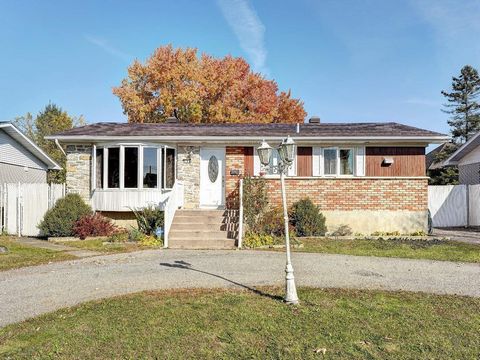 Bienvenue au 548 rue de Charlesbourg, Boisbriand. Cette propriété offre 4 chambres à coucher, deux salles de bain et un havre de paix intime dans la cour avec un solarium trois saisons et une piscine creusée. Ayant été entretenu avec soin par les pro...