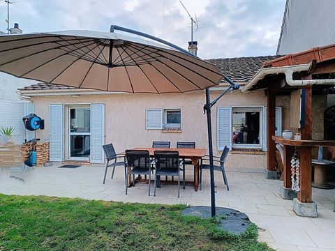 Exclusivité SAFTI David Bensoussan Située à Brunoy, cette charmante maison bénéficie d'un emplacement prisé, proche de la forêt et de l'accès à la N.6. Idéal pour les amoureux de la nature et les citadins en quête de tranquillité, ce quartier offre u...