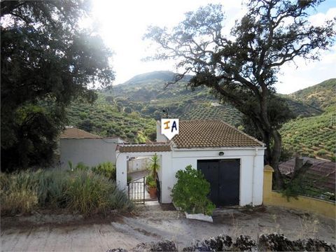 Dieses schöne Cortijo mit einem großzügigen Grundstück von 9.284 m² liegt in einer Gegend mit Sternenhimmel und dennoch nur 15 Minuten von Fuensanta de Martos und Castillo de Locubin in der Provinz Jaén in Andalusien, Spanien, entfernt. Das Anwesen b...