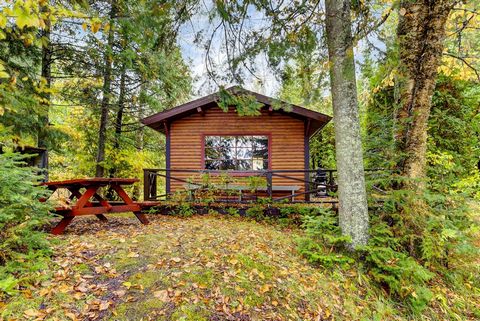 NANTES. 3-season chalet on Lac de l'Orignal. Character that is both warm and rustic. Open concept living room and kitchen with Murphy bed. 1 bathroom. Magnificent view of the water. Land of 11,397 sq. ft. Short term rental permitted. Ideal place to r...