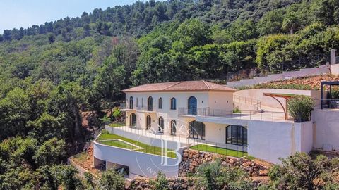 Gelegen op slechts een paar minuten van het oude dorp Cabris en zijn restaurants, biedt deze nieuwbouwwoning een adembenemend panoramisch uitzicht op de zee, het dorp, de heuvels en het meer van Saint Cassien. De villa ligt op een omheind terrein van...