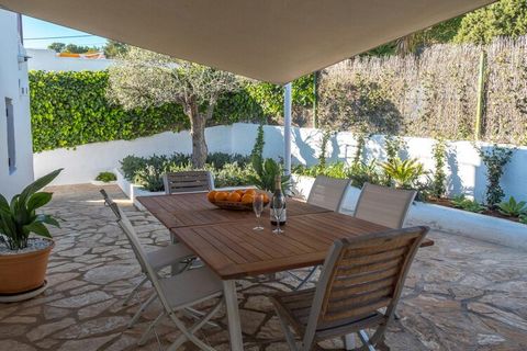 Charming and elegantly refurbished, this villa features three double bedrooms and an additional staff room, comfortably accommodating up to six guests. The property includes modern amenities such as air conditioning, Wi-Fi, and a spacious open-plan l...