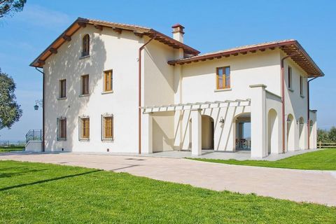 Suchen Sie Ruhe und Entspannung in einer wunderschönen Landschaft? Dann ist dieses stilvolle Landhaus mit Swimmingpool und geräumigen Apartments genau das Richtige für Sie. Umgeben von Olivenhainen und den sanften Hügeln der Toskana genießen Sie gemü...