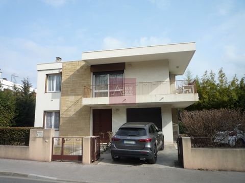 SALE HOUSE 7 ROOMS MONTPELLIER ARCEAUX - CLEMENTVILLE To be seized! Independent house with 7 main rooms in R+1 of 170m2 of living space on 530m2 of land, double exposure living room on terrace, 6 bedrooms, 2 bathrooms, garage 24m2. Work to be planned...