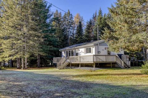 Une jolie maison plein pied, abordable, avec une grande cour privée. Idéal pour jeune famille située à courte proximité des services à Mont-Blanc et Mont-Tremblant. Bien entretenue au cours des années par la famille d'origine à aujourd'hui. Vendue en...