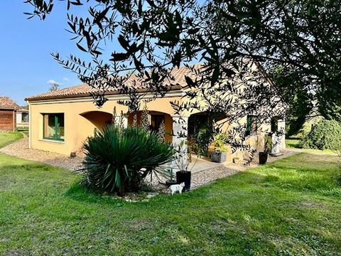 Venez découvrir cette superbe maison, sans travaux, accueillante et chaleureuse située à Beauronne (24 400). Laissez-vous emporter par le calme et la sérénité que cette maison et son environnement dégagent : en passant le portail de cette belle propr...